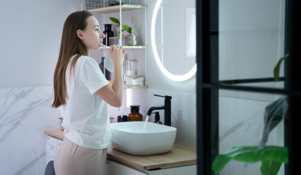 Hoe versier je een spiegel zonder lijst?