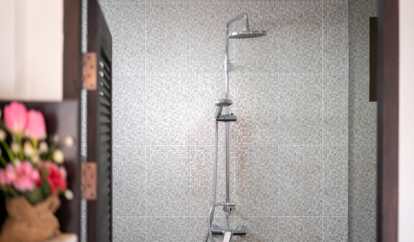 Hoe een douchekop te ontkalken?