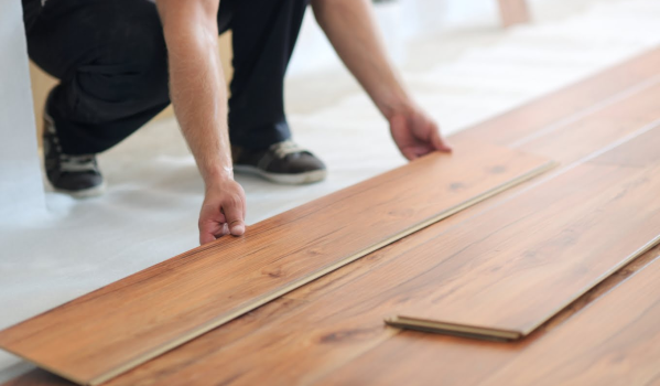 Hoe de vloer egaliseren voor panelen zonder gietvloer?