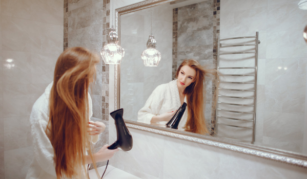 Op welke hoogte boven de wastafel is een spiegel het beste geschikt?