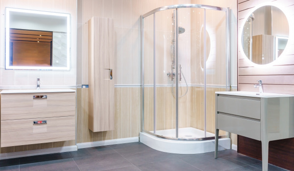 Voor welke badkamer is een halfronde douchebak het meest geschikt?