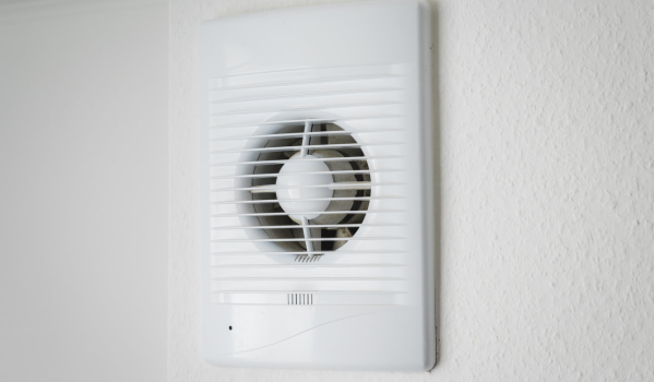 Welke ventilatie in badkamers is nodig om een goede luchtstroom te garanderen?