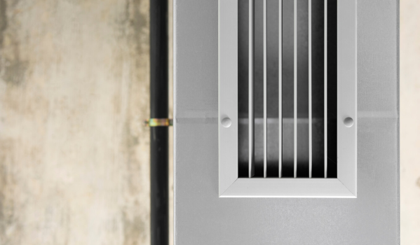 Hoe sluit je een badkamerventilator aan op de verlichting?