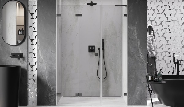 Badkamer met geometrische tegels op de muur