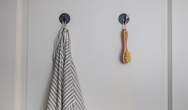 Hoe badkameraccessoires met zuignappen te monteren zodat ze niet vallen?