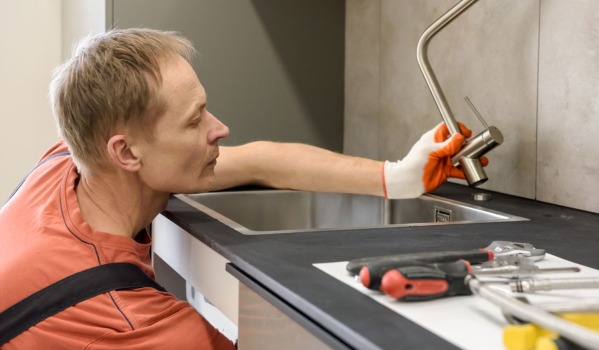 Hoe een keukenafvoer ontstoppen? Huismiddeltjes voor ontstopping