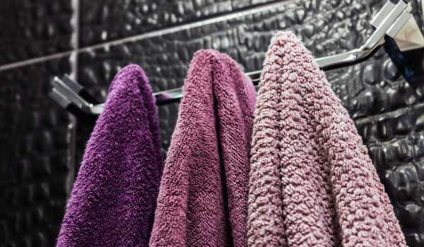 Hoe hang je haken aan pluggen op?