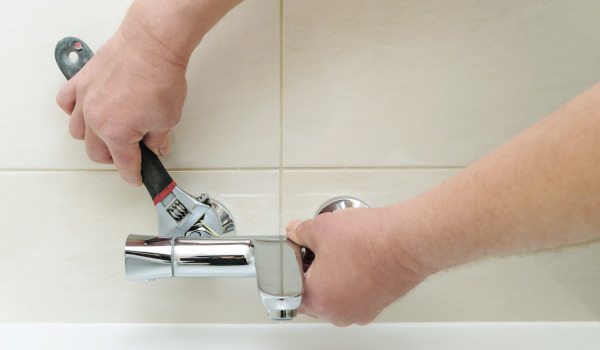 Hoe installeer je een inbouw badsysteem?