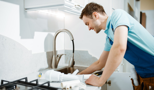 Hoe vervang je de plug in een wastafel?