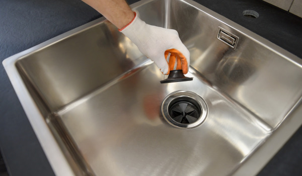 Hoe monteer je een automatische wastop in een wastafel?