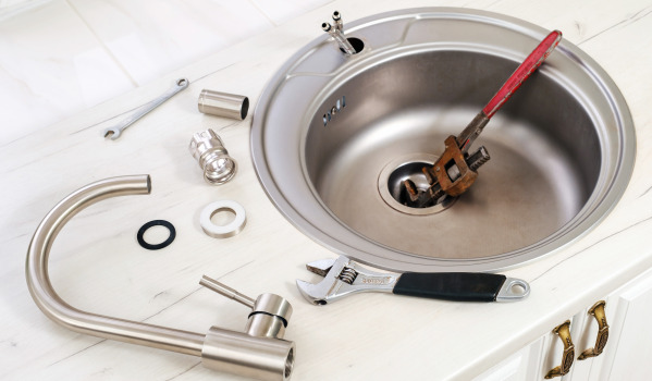 Hoe een verstopping in de wastafel ontstoppen?