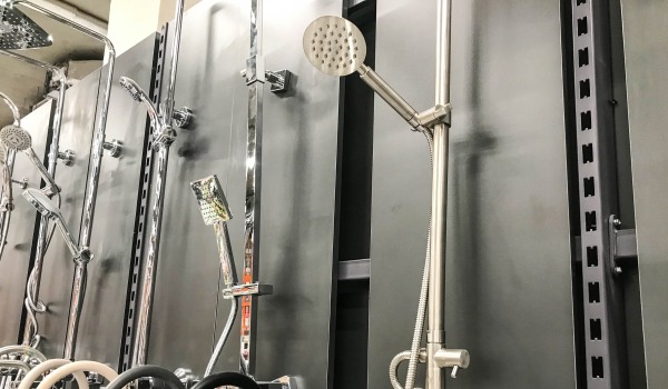 Op welke hoogte moet je een verschuifbare doucheset monteren?