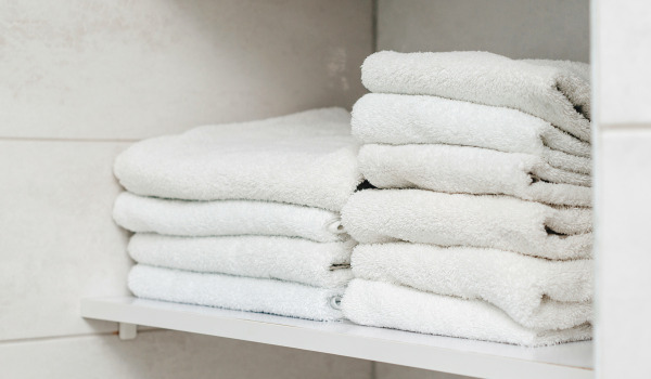 Hoe hang je een badkamerplank op?