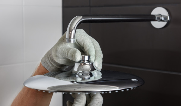 Hoe installeer je een regendouche?