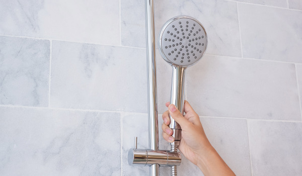 Op welke hoogte moet je de douchekop ophangen?